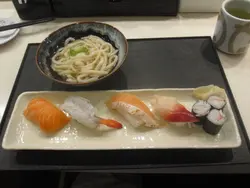 (1)壽司盛，選擇了三文魚、生海蝦、燒三文魚、北寄具壽司及蟹柳卷
