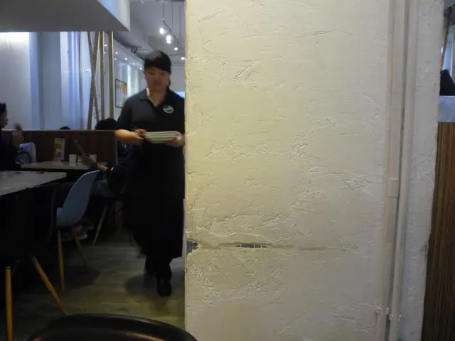 一直不理人的女待應....