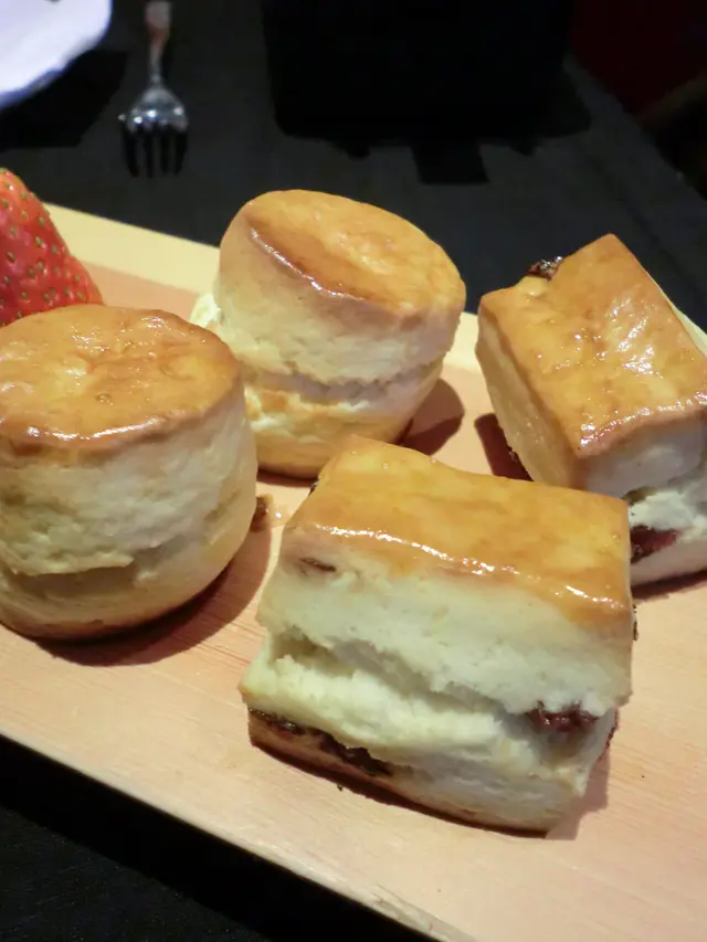 提子鬆餅及原味鬆餅各兩件