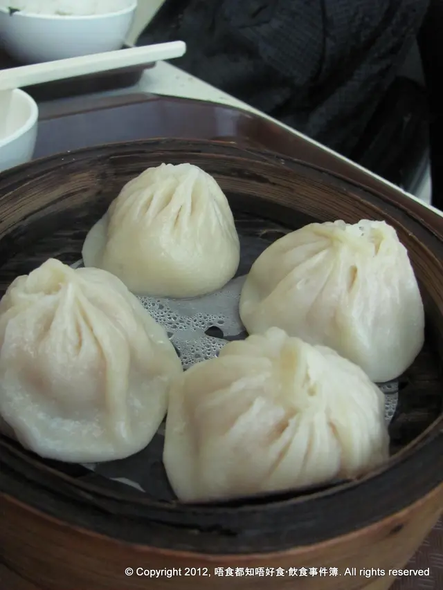 小籠包是皮厚了一點，趁熱吃也還可以