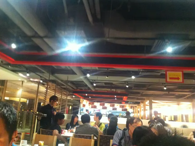 好嘈好迫,食得好辛苦,雜誌又話成萬呎,寬落少少得唔得?!