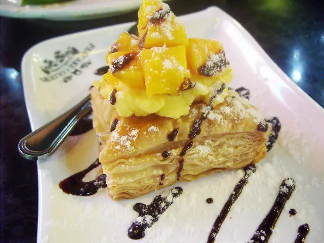 芒果拿破崙---個酥皮好腍, 芒果不夠甜, 吉士不夠香又小, 食得不是好爽
