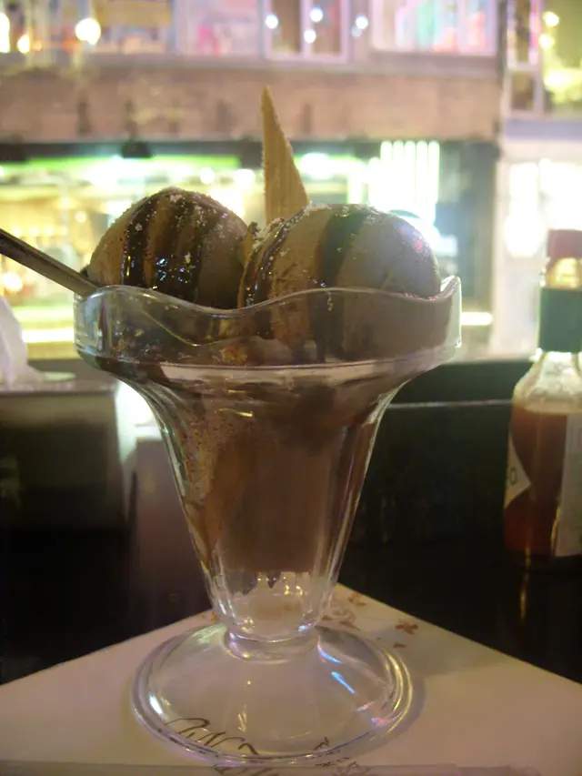 魔鬼朱古力脆米布丁新地---明顯是雀巢朱古力雪糕,加了朱古力汁, 所以都是偏甜