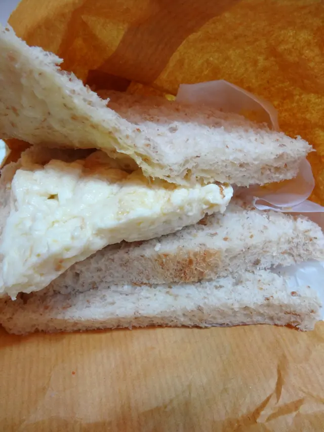 炒蛋白麥包三文治