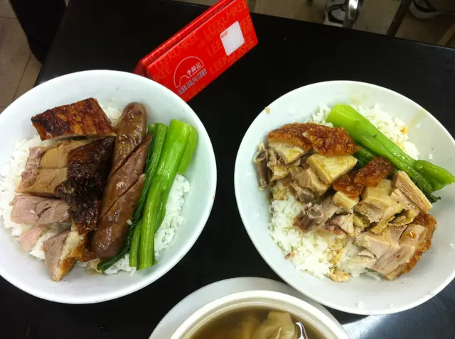 燒鴨潤腸飯: 潤腸保持水準。可是燒鴨很削, 燒肉好差,鹹到不得了