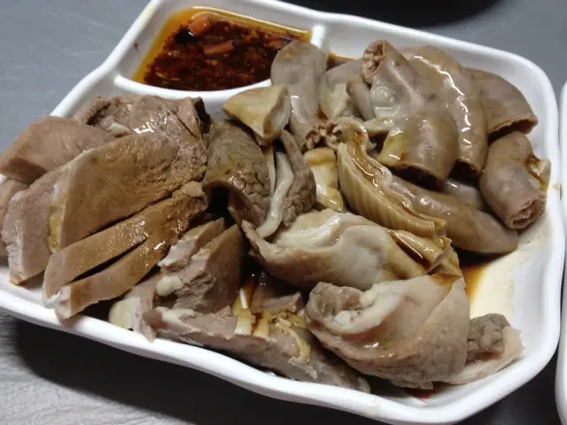 一碟白灼豬舌,豬肚和粉腸