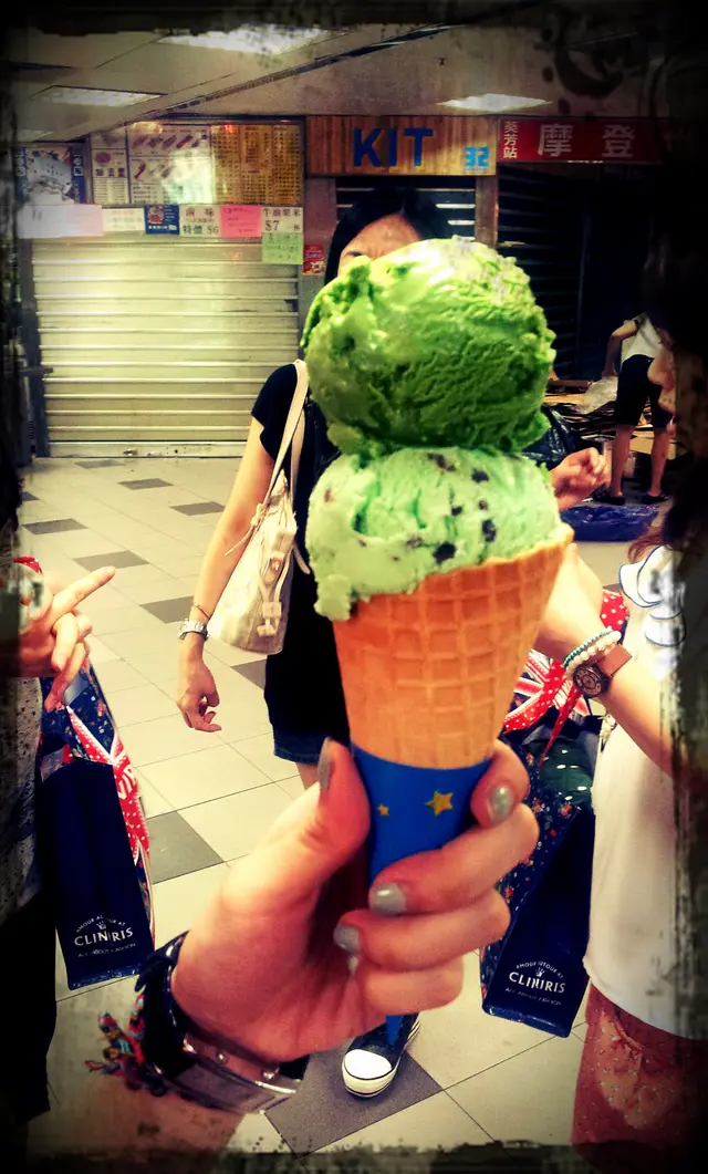 薄荷朱古力+綠茶 2大球雪糕筒 $13