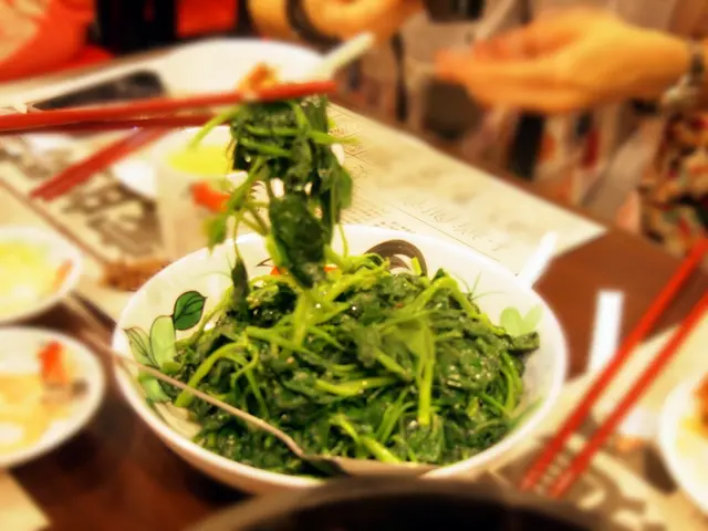 食得真健康^^有埋清炒蕃薯苗..咁就唔怪熱氣啦,  雖然是清炒..但一點都不會覺得好清淡,反而是好清香   清炒蕃薯苗 － 含有豐富的鎂、鈣及膳食纖維等豐富營養成分，有促進心臟、血管健康及美化肌膚功效