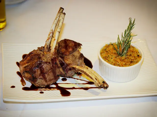 烤羊扒配奶油燴菜伴香砵酒汁