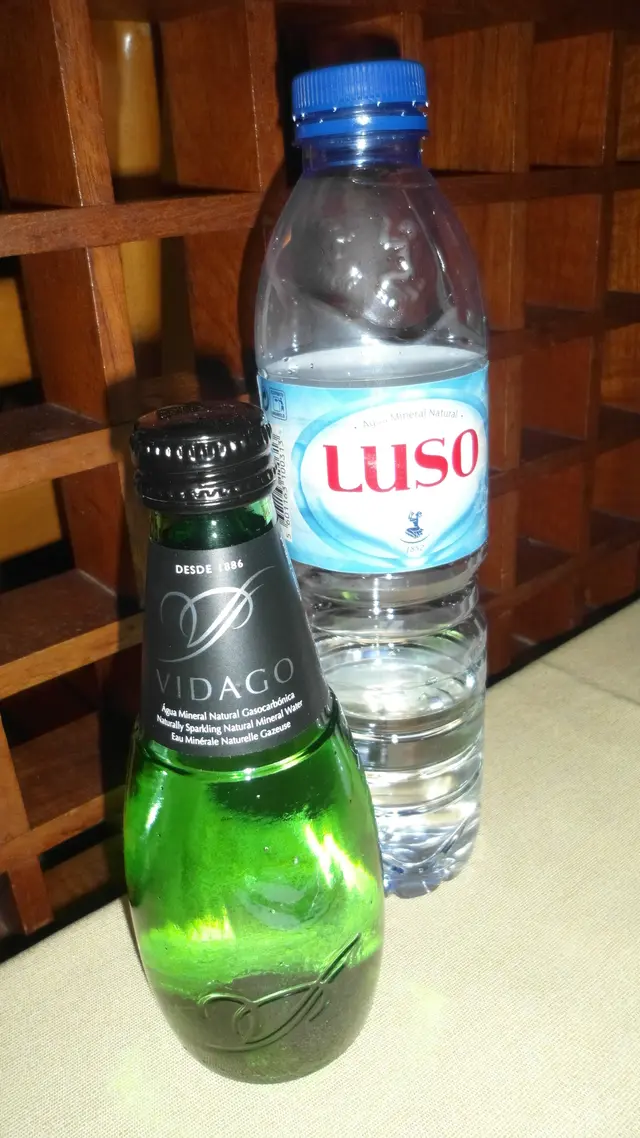 桌上放有供顧客飲用的瓶裝水