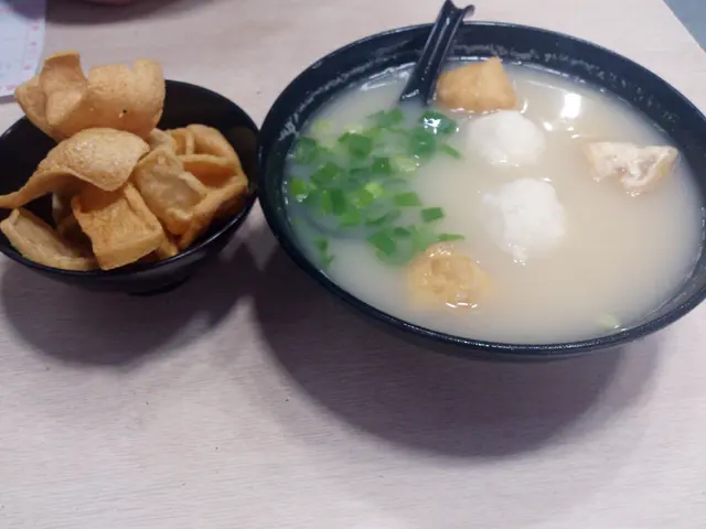 潮州炸魚皮湯飯 + $6 墨魚丸