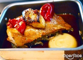 Suckling pig, roasted apple, piquillo pepper jus - 灣仔的22 Ships