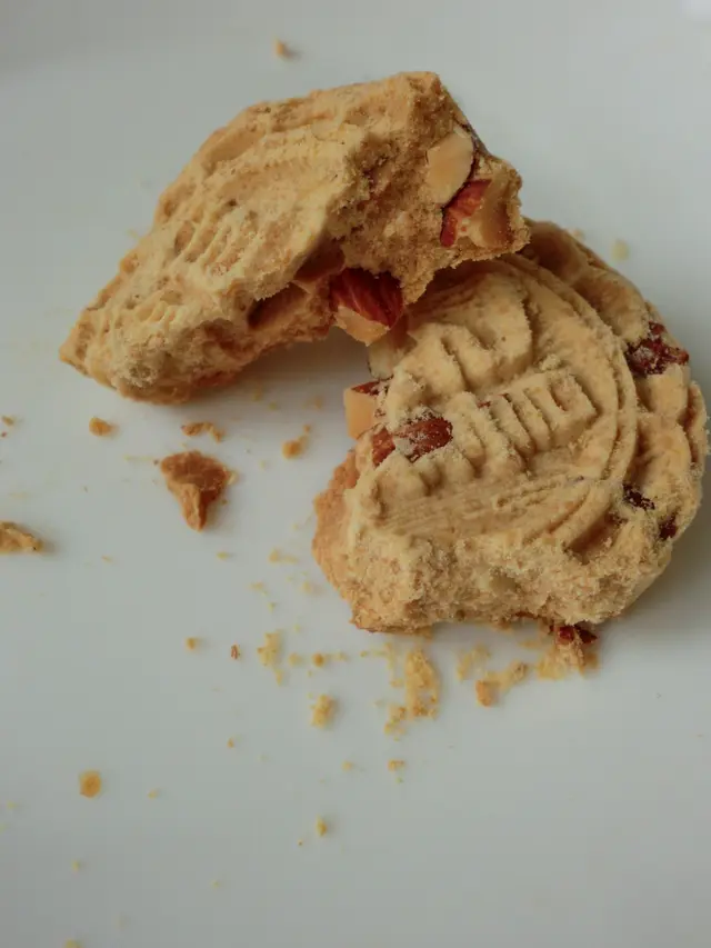 鬆化中帶脆口!甜度適中!粒粒杏仁增添口感!