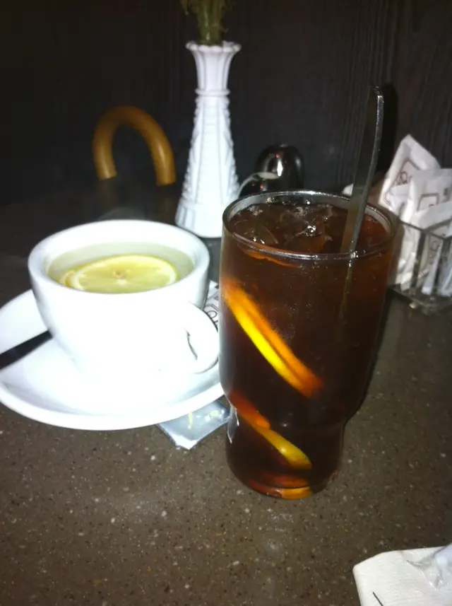 左:熱檸水,右:凍檸茶