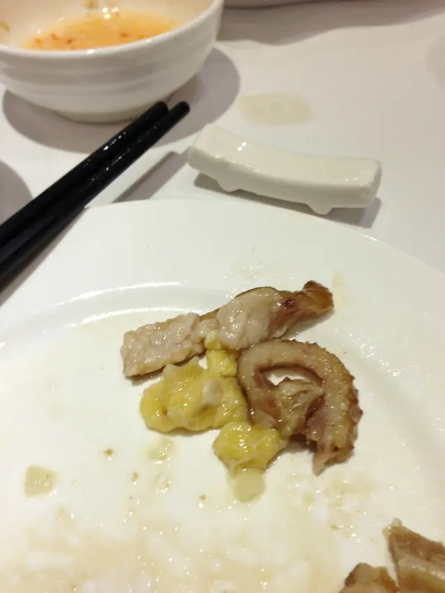 鵝肉帶厚肥,石榴雞有較多雞皮