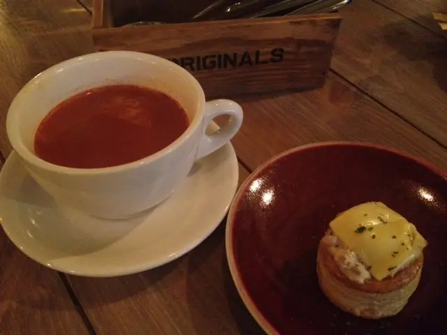 雜菜湯(左)、芝士吞拿魚酥(右)