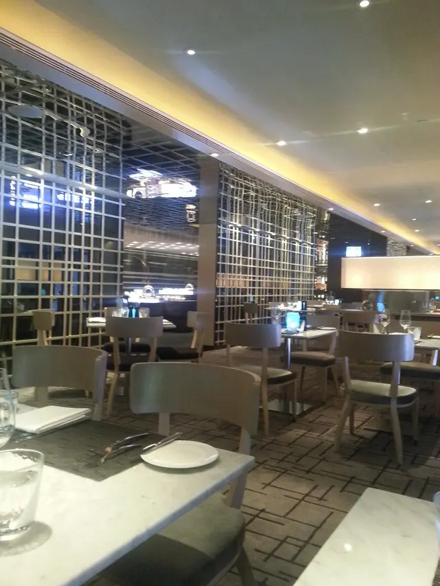 枱與枱之間太窄