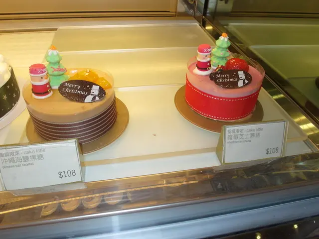 由  cake little  變身而成的聖誕版《沖繩海鹽焦糖》及《雜莓芝士慕絲》