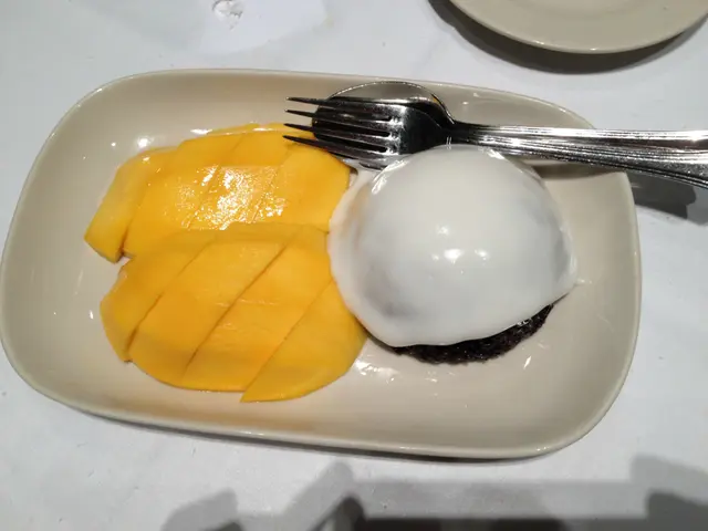 芒果糯米飯 - 芒果不錯，但糯米飯已很甜，再加上奶則更難以入口了！