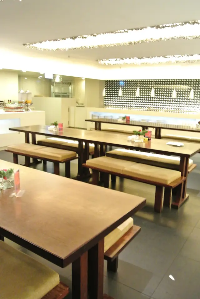 長餐桌營造出既輕鬆又可讓客人互動交流的氣氛