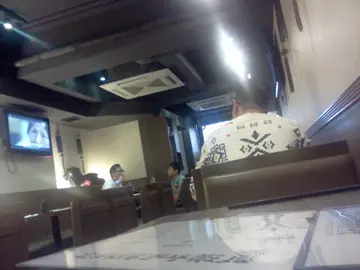 小小的店舖，都有电视机睇