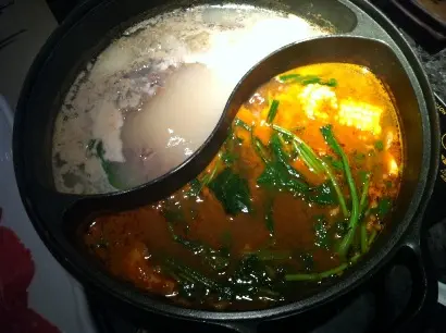 三文魚 (左) 同辛口味噌湯底 (右)