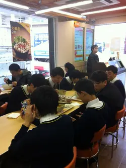 午市时间坐满了学生