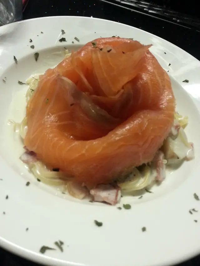 白汁煙三文魚意粉