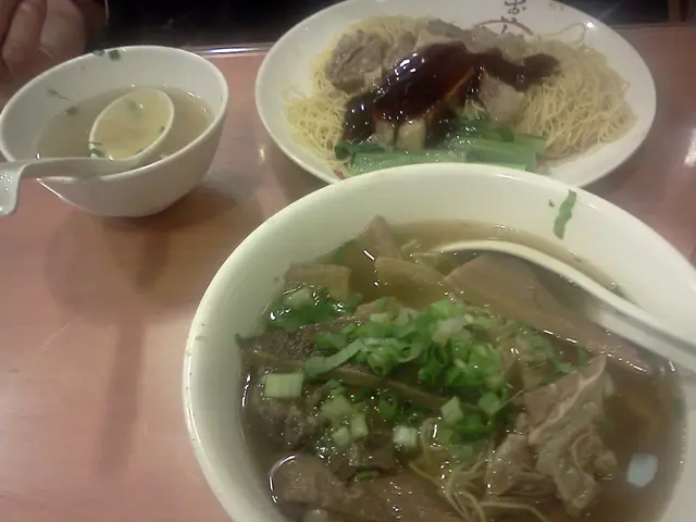(前)牛什湯麵 / (後) 牛腩撈麵