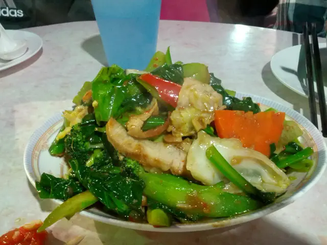馬拉盞豬頸肉炒雜菜