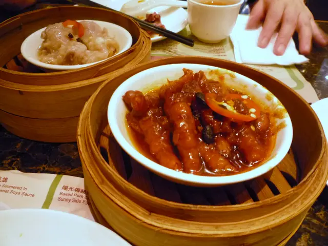 鳳爪排骨，平實但唔差。