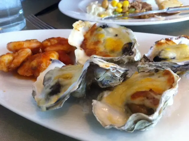 海鮮拼(焗蠔,辣蝦, 蟹餅)