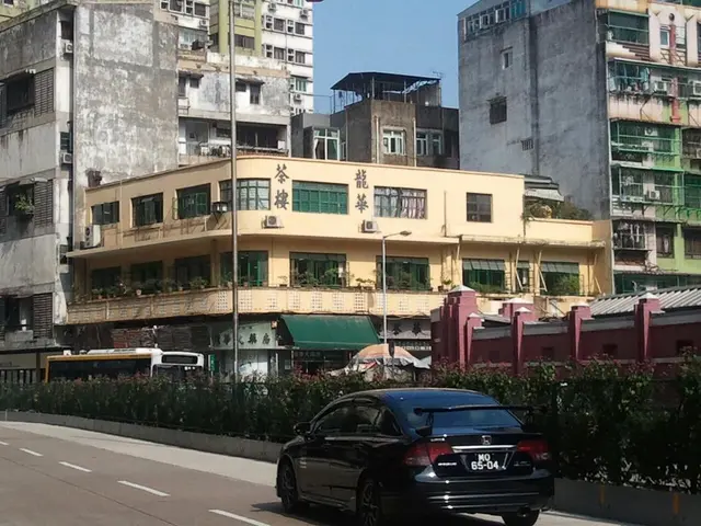 名字刻劃外牆高處,遠遠可見 龍華茶樓