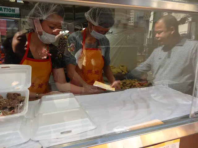 店內的女店員們馬不停蹄地撕開雞肉！