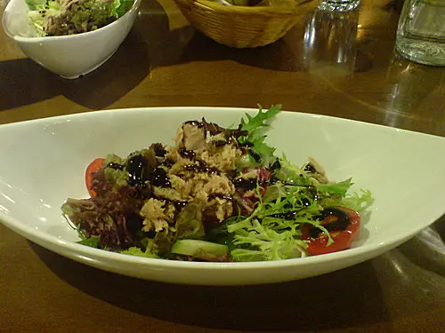 開胃小菜沙拉 ，配上酸甜既沙拉油，令人食春大動，一問之下原來係意大利香醋，如果沙拉可以添既話，一定再ENCORE!!