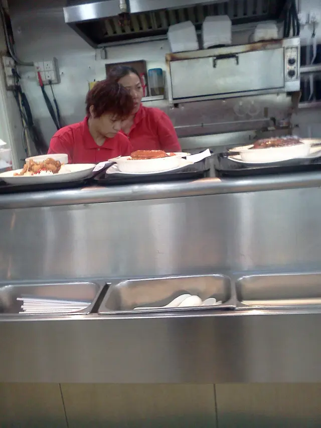 職員都穿著統一服飾，做事勤快