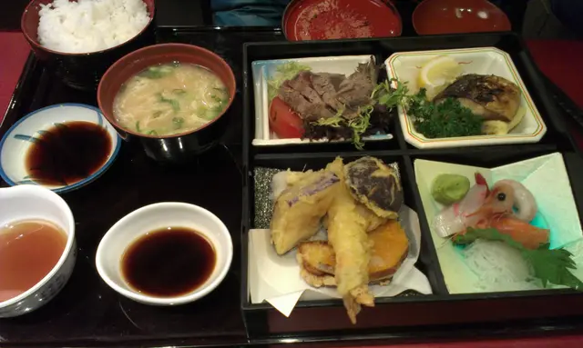 刺身燒牛肉.鯖魚定食