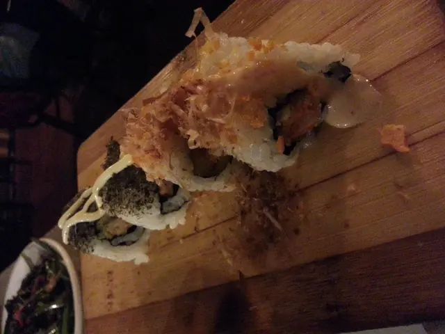 牛油果軟殼蟹壽司(左)及招牌瀧天月亮壽司