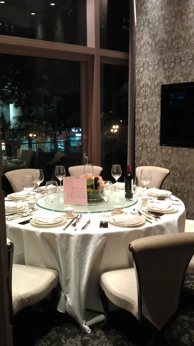 细房雖细,但坐十人很鬆動,還有个小露臺及電視机,装置華丽。