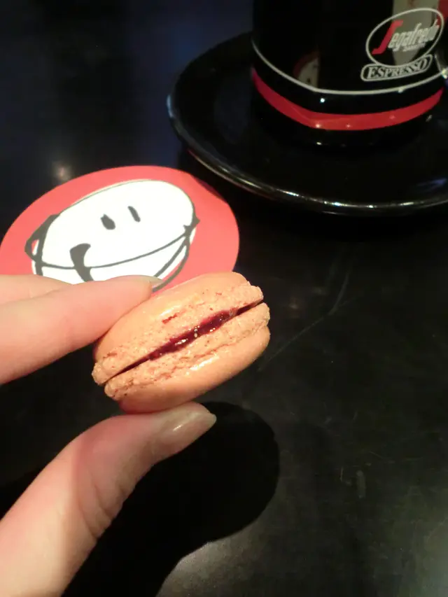 食到夾心有點點士多啤梨籽！