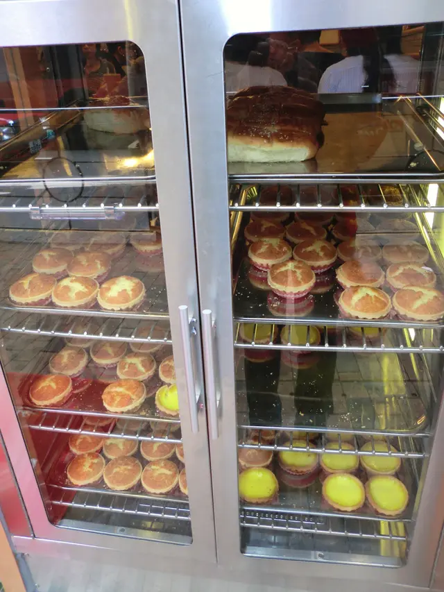 這裡的小食，如菠蘿包、蛋撻及椰撻！