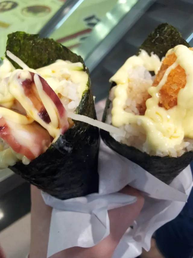 八爪魚手卷$11   吉列炸蝦手卷$12