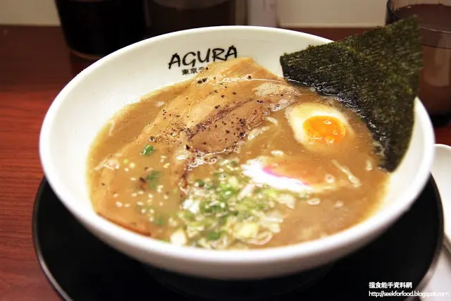 盛起一口魚介豬骨湯，表層充滿油脂，質感濃稠的，醬油、魚介及豬骨湯的獨特味道均衡地散發出來=。
