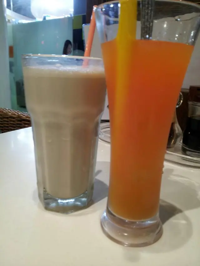 香芋奶茶雖然我叫小甜但係都唔駛一D味都無掛~橙色嗰杯係木瓜盧薈都係一D木瓜味都無