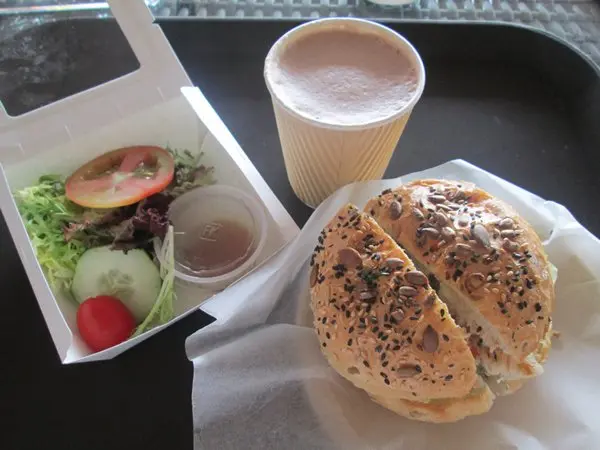 香煎魚柳配多榖麥包套餐