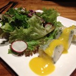Salad: 木瓜金柚杏片米紙卷配芒果油汁