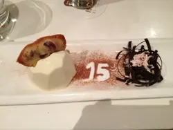 回归15年,朱古力唔多掂,一食就知下价贷,好似大陆果d金币朱古力既味咁,食左一条之后冇食到