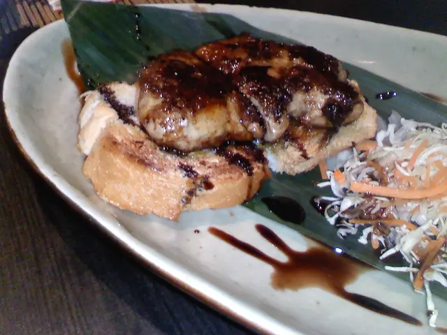 煎鵝肝，外脆內滑