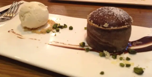 molten chocolate cake with vanila icecream 