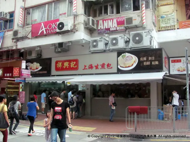 某天的午飯時間來，門口竟然有人排隊